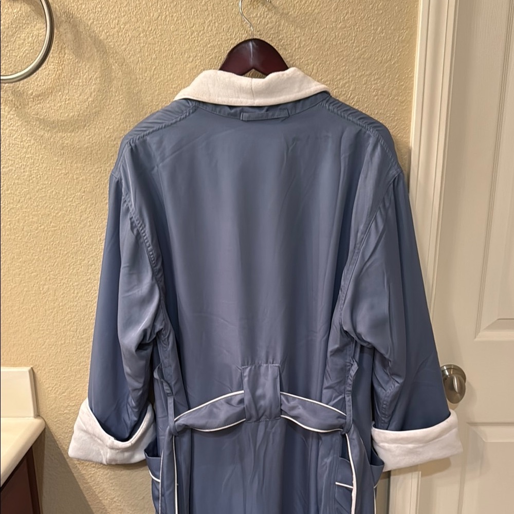 Blue and White Robe - Picture 6 of 6